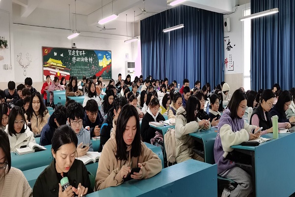 (学生认真学习宪法 安徽师范大学官网提供).jpg (学生认真学习宪法 安徽师范大学官网提供).jpg