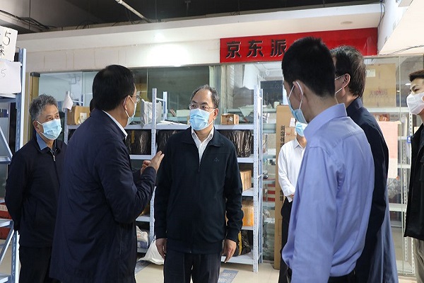 察看快递点疫情防控流程 安徽师范大学官网提供.jpg 察看快递点疫情防控流程 安徽师范大学官网提供.jpg
